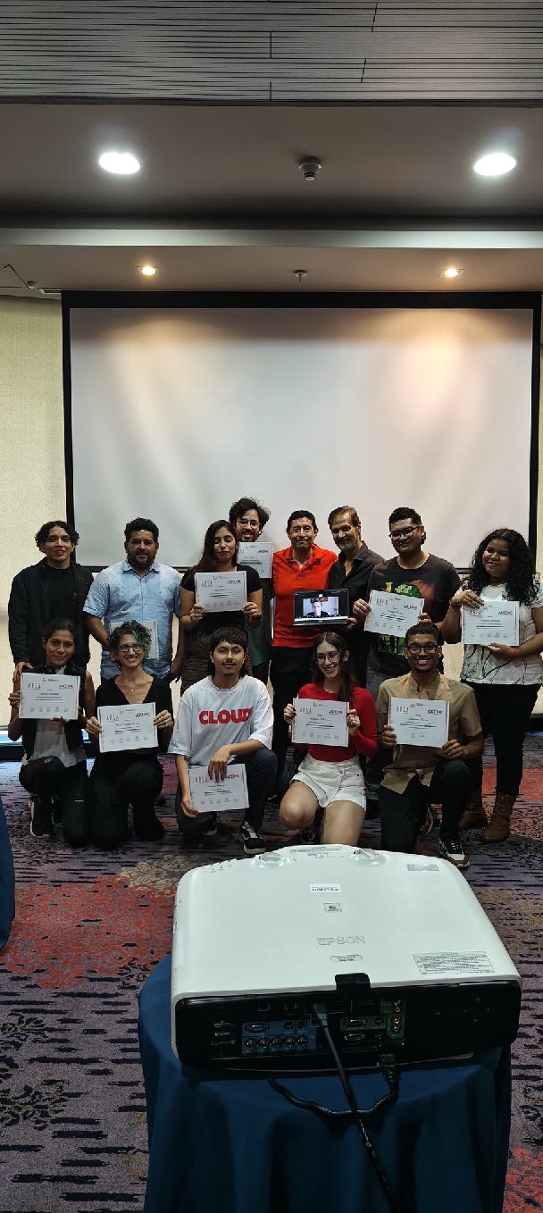 Participantes de un taller de AREA recibiendo sus certificados