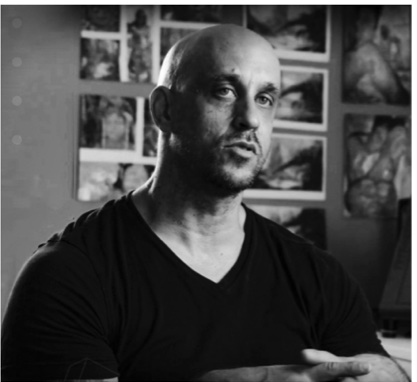 Retrato en blanco y negro de Pierre Salazar en su estudio